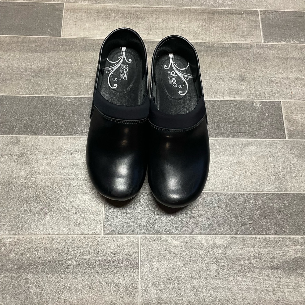 Abeo Women's Black Leather Clogs